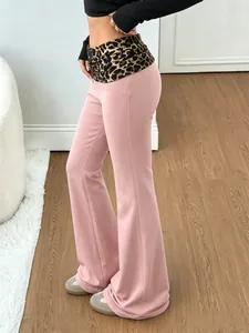 Vue détaillée de profil d'un pantalon de yoga évasé rose avec taille imprimé léopard chic.