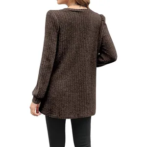 Vista posteriore dettagliata di un maglione lungo in maglia a coste marrone donna