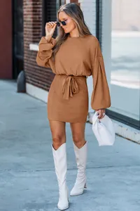 Elegante mini abito in maglia a coste color cammello con maniche a lanterna e cintura