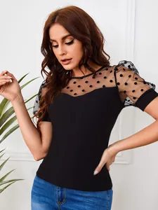 Λεπτομέρεια μαύρου slim-fit T-shirt με διχτυωτά μανίκια με πουά και στρογγυλή λαιμόκοψη