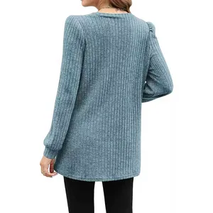 Vista posteriore dettagliata di un maglione a coste blu polvere a maniche lunghe