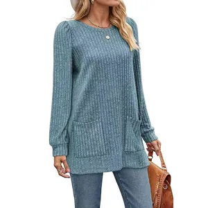 Maglione lungo in maglia a costine da donna con girocollo e tasche in blu chiaro.