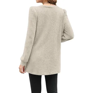 Vista posteriore di una tunica a maniche lunghe in maglia a coste beige da donna