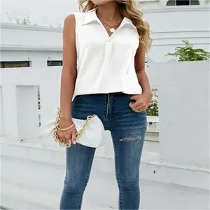 Κοντινή λεπτομέρεια της λευκής αμάνικης μπλούζας που δείχνει τις πιέτες και τον λαιμό V