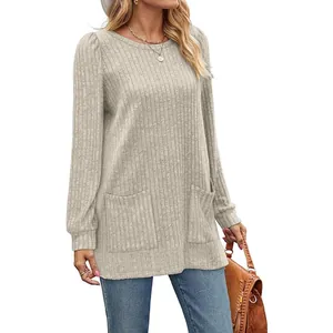 Maglione casual lungo in maglia a coste con scollo tondo e tasche su modella donna