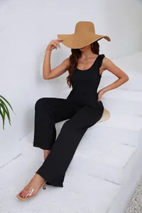 Combinaison noire élégante à jambes larges et col en U, idéale pour le look d'été