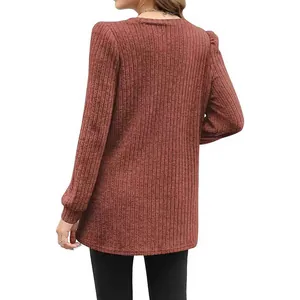 Vista posteriore di un elegante maglione a coste color ruggine con scollo rotondo