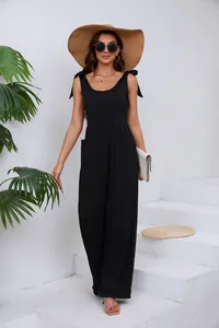 Combinaison noire sans manches à jambes larges avec nœuds aux épaules et poches pour l'été