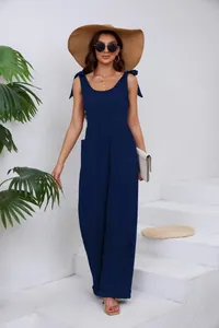 Combinaison pantalon bleu marine à jambes larges et col en U pour look d'été chic.