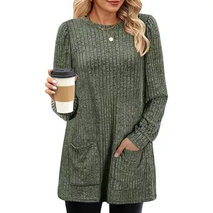 Dettaglio della tunica in maglia a coste verde salvia da donna con tasche frontali