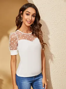 Κομψό λευκό εφαρμοστό t-shirt με διαφανές δίχτυ με πουά και φουσκωτά μανίκια