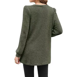 Vista posteriore di una maglia a coste verde oliva da donna con scollo rotondo e maniche lunghe