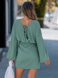Abito corto in maglia a coste verde salvia con maniche lunghe e lacci sul retro