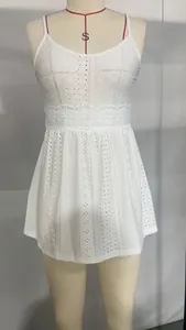 Detailansicht eines weißen Spitzen-Tops mit Lochstickerei und Spaghettiträgern