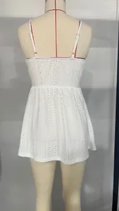 Detaillierte Rückansicht eines weißen Camisole-Tops aus Spitze mit Trägern für Damen