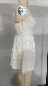 Detaillierte Seitenansicht des weißen Eyelet-Spitzentops mit dekorativem Taillendesign