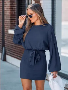 Elegante abito corto in maglia a coste blu navy con maniche a lanterna e cintura.