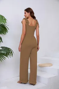 Combinaison d'été marron élégante avec nœuds aux épaules et pantalon large fluide