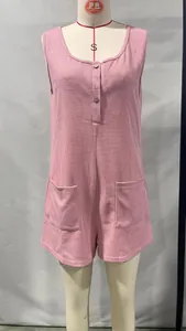 Detalle de mameluco rosa sin mangas de punto gofrado con bolsillos