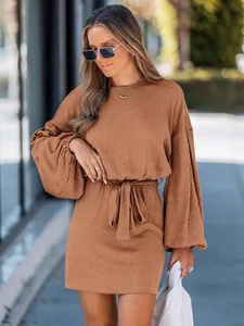 Abito corto da donna in maglia a coste con maniche a palloncino e cintura marrone