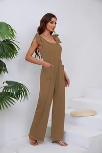 Vue détaillée d'une combinaison marron à jambes larges pour femmes avec bretelles