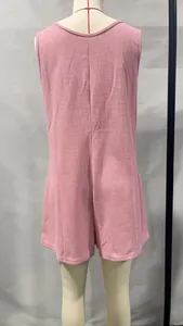 Detalle de la espalda del mono corto de verano rosa sin mangas de punto gofrado para mujer