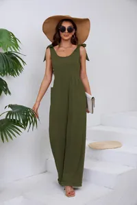 Vue détaillée d'une combinaison pantalon vert armée à col en U et bretelles nouées