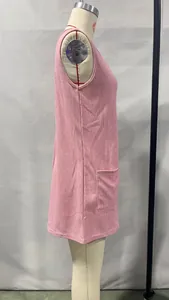 Vista lateral de un mameluco rosa sin mangas de punto de gofre con un práctico bolsillo