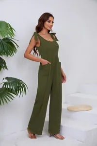 Combinaison vert olive sans manches à jambes larges avec bretelles à nouer et poches.