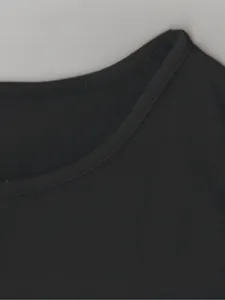 Detailaufnahme des Ausschnitts eines klassischen schwarzen T-Shirts mit Rundhalsausschnitt.