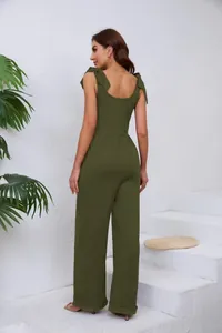 Vue arrière détaillée d'une combinaison kaki à jambes larges, bretelles nœuds et col U.