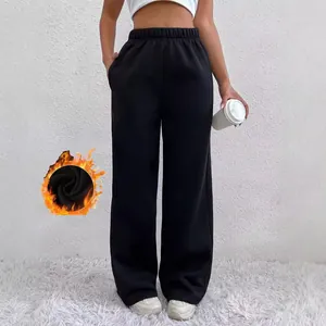 Detailansicht der hoch taillierten, fleecegefütterten Jogginghose mit Thermostoffgrafik