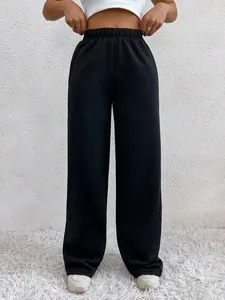 Detailansicht einer schwarzen High-Waist-Jogginghose mit weitem Bein und Fleece