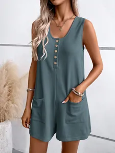 Elegante mono corto de mujer sin mangas en punto gofrado verde azulado con botones chic