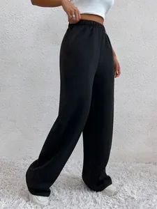 Seitenansicht der schwarzen, hoch taillierten Fleece-Sweathose für Damen mit weitem Bein