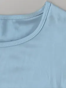 Detailaufnahme eines hellblauen Rundhalsausschnitts mit hochwertigen Doppelnähten