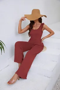 Mannequin portant une combinaison rouge rouille sans manches à jambes larges et col en U profond.