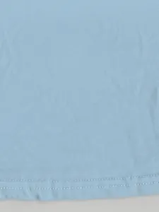 Nahaufnahme des doppelt genähten Saums und der feinen Stofftextur eines hellblauen Slim-T-Shirts