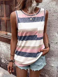 Camiseta sin mangas informal de mujer a rayas de colores con bolsillo en una modelo