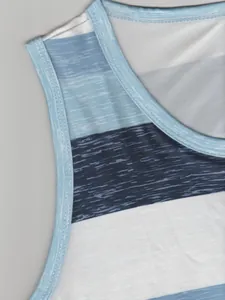 Primer plano del cuello de la camiseta a rayas con detalles de costura de calidad