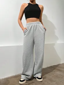 Bequeme graue Jogginghose mit hoher Taille und schwarzes Crop-Top für den herbstlichen Alltag