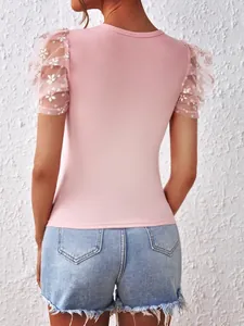 Detailansicht der Rückseite: rosa T-Shirt mit bestickten Mesh-Puffärmeln im Blumendesign