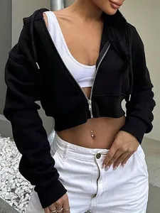 Vista detallada de una sudadera corta negra con capucha y cremallera para un estilo casual