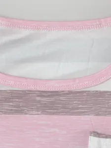 Primer plano del escote y el tejido de rayas de esta camiseta informal sin mangas de mujer
