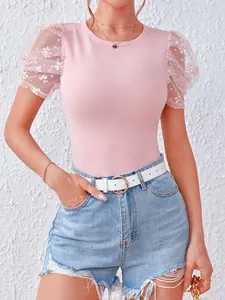 Detailansicht des rosafarbenen Slim-T-Shirts mit floralen Netz-Puffärmeln und Rundhals.