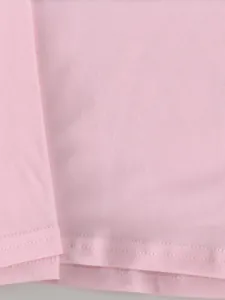 Nahaufnahme von rosa T-Shirt-Stoff mit hochwertiger Doppeladel-Saumnaht im Detail