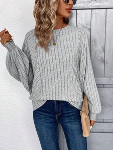 Dettaglio del pullover in maglia a coste grigio da donna con eleganti maniche a lanterna.