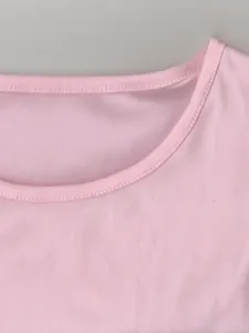 Nahaufnahme eines rosafarbenen T-Shirts mit Rundhalsausschnitt und feinen Nähten