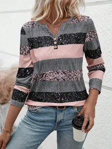 Detail eines lässigen gestreiften T-Shirts mit V-Ausschnitt und Knöpfen am Modell