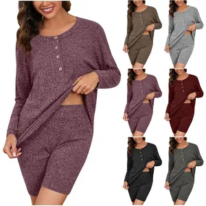 Dettaglio del set da casa due pezzi in maglia a coste per donna in diversi colori
